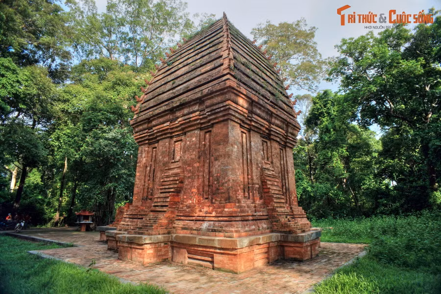 7. Tháp Yang Prong. Nằm ở xã Ea Rốk, huyện Ea Súp, tháp Yang Prong là tòa tháp Chăm duy nhất được phát hiện ở khu vực Tây Nguyên. Tháp cao 9 mét, được xây dựng vào khoảng cuối thế kỷ thứ 13, tương ứng với triều đại vua Chăm lúc đó là Jaya Sinhavarman III.