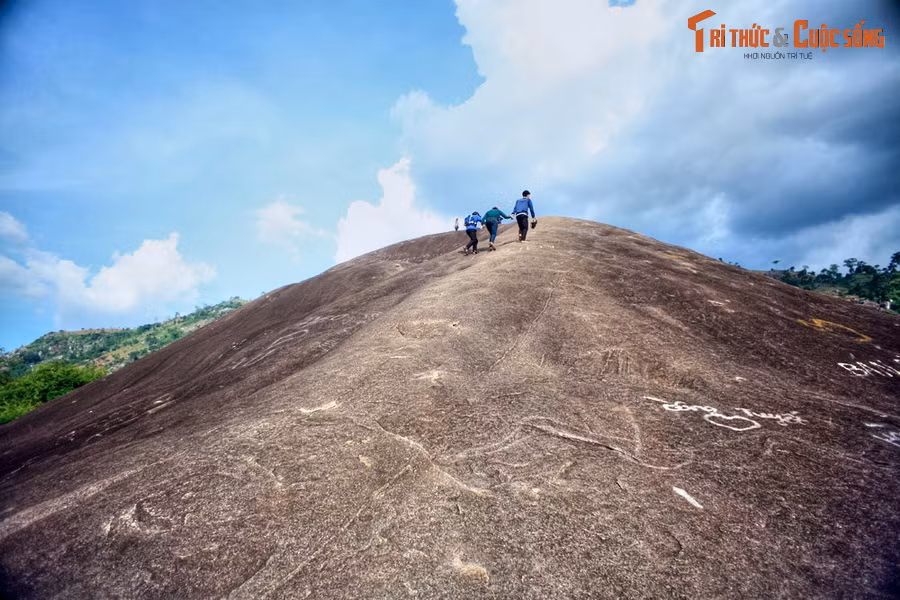  3. Đá Voi Mẹ. Dưới chân dãy núi Chư Yang Sin ở huyện Lắk có một tảng đá rất đặc biệt được người dân trong vùng gọi là đá Voi Mẹ. Đây được cho là tảng đá nguyên khối lớn nhất từng được biết đến ở Việt Nam, với kích thước lớn bằng cả một quả núi.