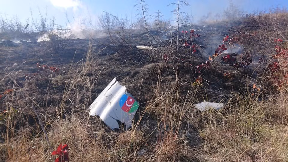 Về phía Azerbaijan, phương tiện tác chiến chủ yếu đã gây thiệt hại kinh khủng cho quân đội Armenia chính là máy bay không người lái nên đổi lại chúng cũng bị tiêu diệt nhiều hơn, với 11 máy bay An-2T không người lái dùng làm mồi nhử hệ thống phòng không Armenia tấn công, 1 trực thăng Mi-8 và 25 UAV các loại. Ảnh: UAV TB-2 phía Azerbaijan bị bắn rơi. 