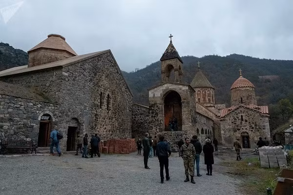 Theo thỏa thuận hòa bình do Nga làm trung gian điều phối đạt được giữa Armenia và Azerbaijan, sẽ có 16 điểm giám sát được dựng lên dọc theo Đường liên lạc (Line of Contact) ở khu vực Nagorno-Karabakh và dọc theo hành lang Lachin.