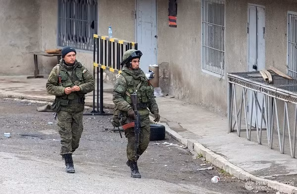 Trước đó, trong những giờ đầu tiên ngày 10/11, Thủ tướng Armenia Nikol Pashinyan, Tổng thống Azerbaijan Ilham Aliyev và Tổng thống Nga Vladimir Putin cùng công bố thỏa thuận hòa bình đạt được.