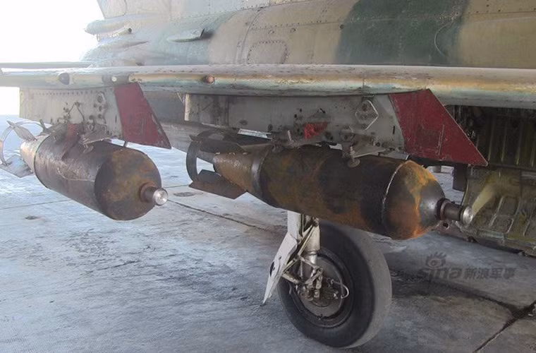 Gần đây, tiêm kích đánh chặn MiG-21 ngày càng được sử dụng rỗng rãi cho nhiệm vụ không kích bên cạnh MiG-23 và Su-22. Ảnh: Những quả bom OFAB đã rỉ sét nhiều nhưng vẫn đảm bảo sức chiến đấu.