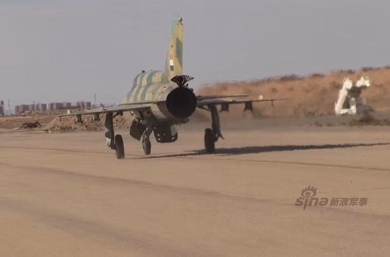 Chiếc tiêm kích MiG-21 hạ cánh an toàn sau một trận không kích IS.