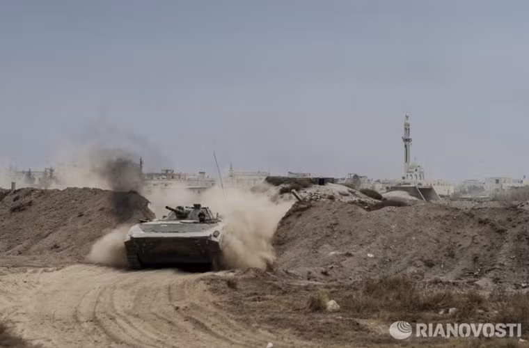 Xe bọc thép BMP-1 tuần tra quanh căn cứ.