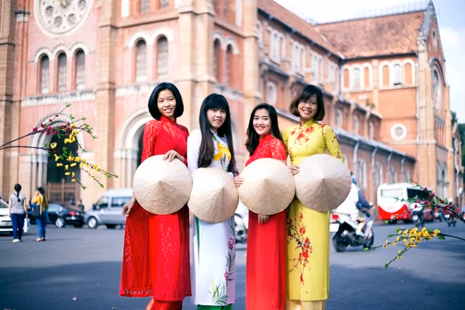 Khu nhà thờ Đức Bà - Bưu điện thành phố Với vẻ đẹp cổ kính và là biểu tượng của Sài Gòn phố, không có chỗ nào thích hợp hơn khi chọn nhà thờ Đức Bà và Bưu điện thành phố là nơi để thực hiện bộ ảnh đón xuân. Với áo dài, khăn đóng, chiếc nón lá, vài cành hoa mai, hoa đào... là đã thấy cả một không khí Tết ấm cùng ùa về.