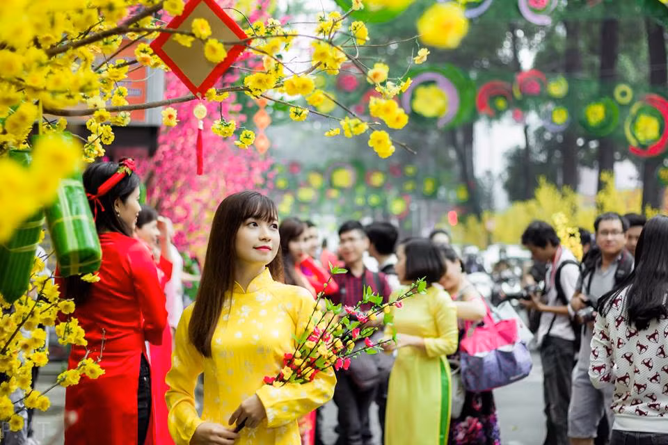  Phố ông đồ Hình ảnh ông đồ ngồi viết các câu đối là điều không thể thiếu trong năm mới cũng như Tết ở Việt Nam, đặc biệt là Sài Gòn. Có rất nhiều người đến nay, vẫn còn giữ thói quen đi xin chữ để lấy may cho cả năm. Hai phố ông đồ nổi tiếng nhất đó là Cung văn hóa lao động quận 1, và Nhà văn hóa thanh niên nằm ngay tại quận 1, trung tâm Sài Gòn. Đây là những địa điểm thu hút rất nhiều người đến tham quan và chụp hình Tết đông đúc nhất ở Sài Gòn.