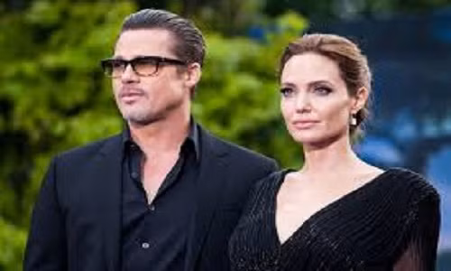 Forbes ước tính, từ khi gắn bó với nhau năm 2004, Brad Pitt và Angelina Jolie kiếm được hơn 555 triệu USD. Và trong hai năm kết hôn, cặp đôi này kiếm được 117,5 triệu USD. Ảnh: Vanity Fair.