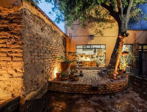 Căn nhà cũ nguyên bản ban đầu mang phong cách kiến trúc tân cổ điển Mexico nhưng không có giá trị kiến trúc lớn. Dù vậy, chủ nhà vẫn hướng đến việc giữ nguyên được các yếu tố kiến trúc này.