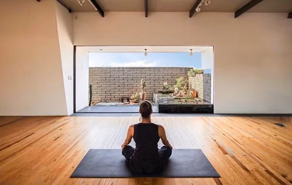 Chủ nhà là một giáo viên yoga nên muốn xây dựng một phòng yoga mà không cần đi vào sâu bên trong nhà.