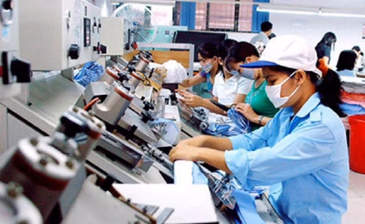  6. 30 năm thu hút đầu tư nước ngoài Sau 30 năm đổi mới, Việt Nam đã trở thành một trong những quốc gia thu hút đầu tư trực tiếp nước ngoài (FDI) thành công nhất trong khu vực. Tính đến ngày 20/12, cả nước có 27.353 dự án của 130 quốc gia và vùng lãnh thổ còn hiệu lực. Tổng vốn đăng ký 340,1 tỷ USD, tạo ra 8,5 triệu việc làm. Ảnh minh họa: Thuonggiaonline.