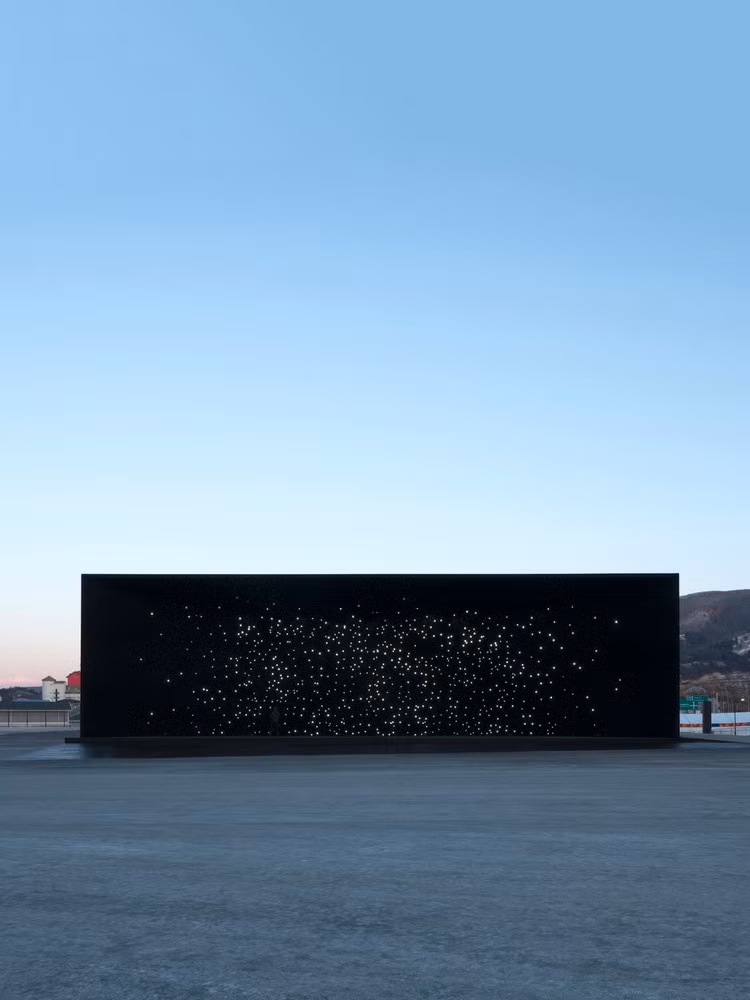 Không giống nhiều công trình khác, tòa nhà sử dụng Vantablack VBx2 – vật chất nhân tạo đen nhất hiện có – để hòa vào sơn tường.