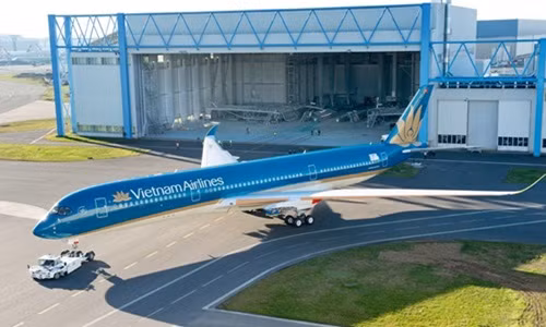 Ngày 10/12, Vietnam Airlines cho biết sẽ đặc biệt bố trí máy bay thân rộng hiện đại Airbus A350-900 đưa các cầu thủ đội tuyển Việt Nam từ Malaysia về Hà Nội ngày 12/12. Ảnh: Lao động.