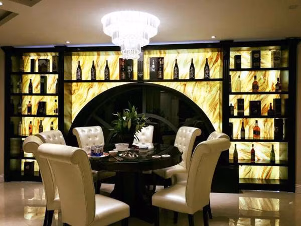 Không gian phía trong căn biệt thự có tông màu trắng làm chủ đạo, mọi vật dụng đều được sắp xếp gọn gàng.