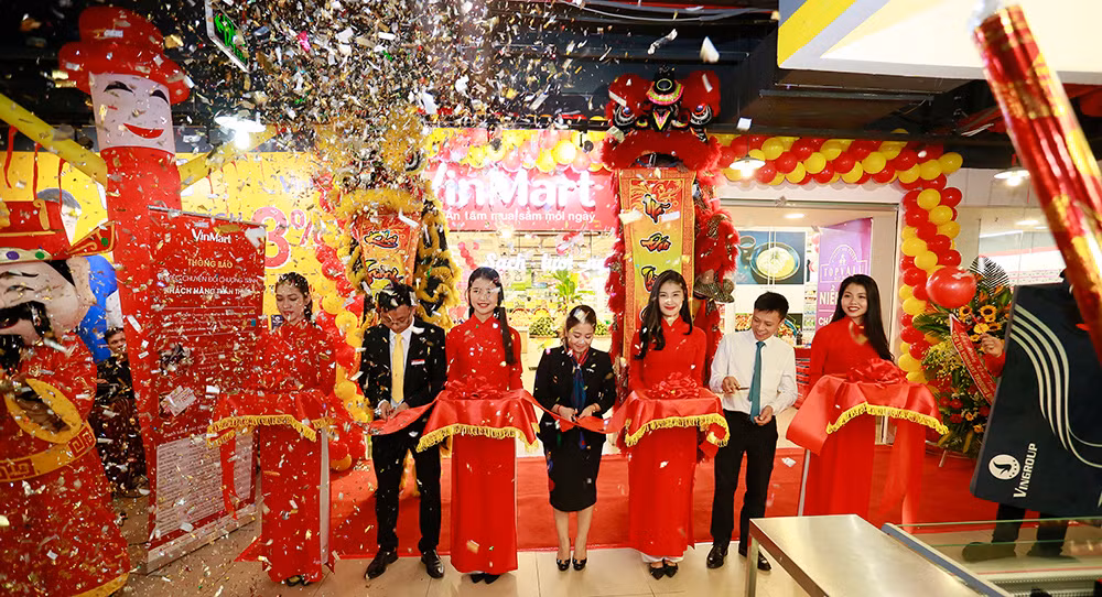 Dong loat khai truong 23 sieu thi VinMart moi