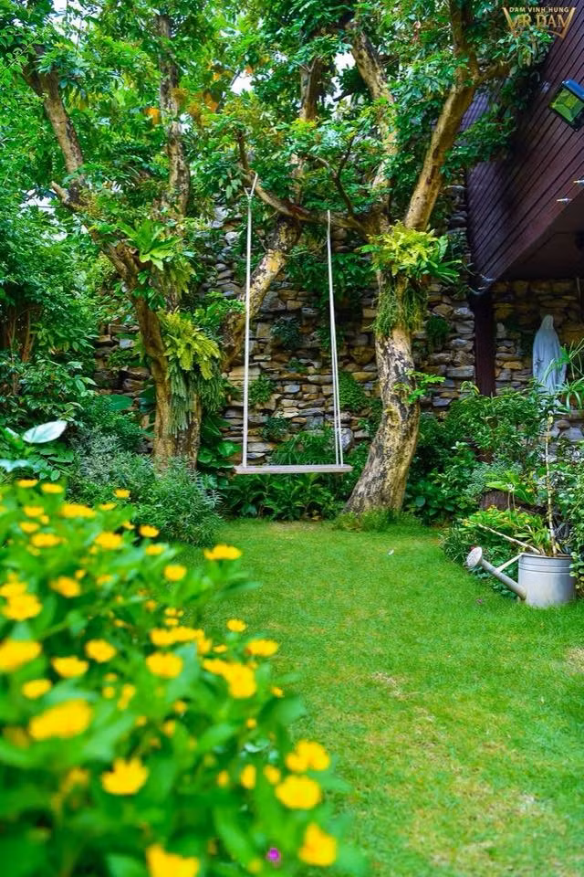 Khu vườn luôn rực rỡ, xinh tươi bởi sự hiện diện của nhiều loại cây hoa gần gũi với thiên nhiên.