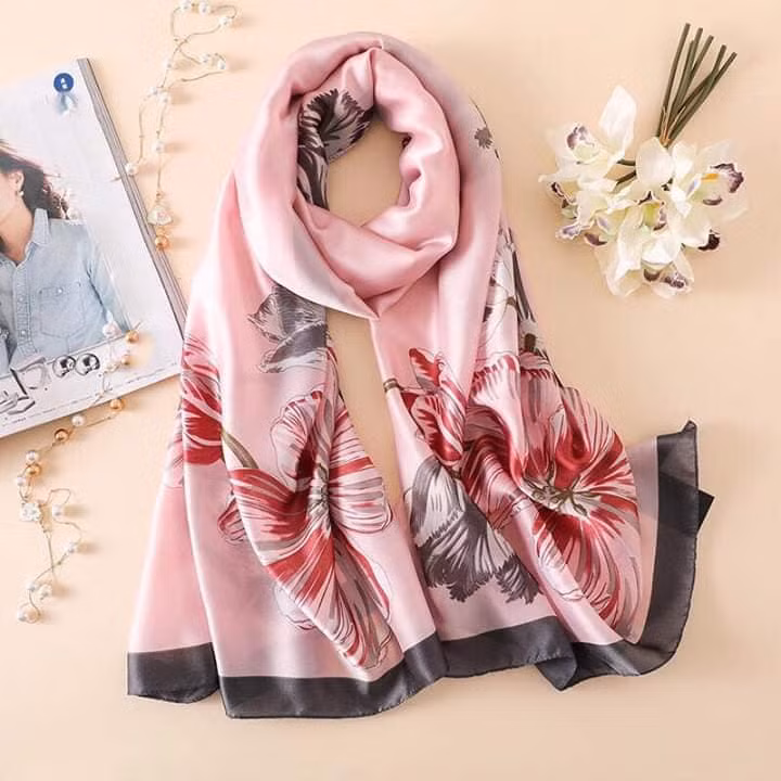 Giá khăn lụa dao động từ vài trăm đến cả triệu đồng. Tuy nhiên, trong tầm giá dưới 500.000 đồng, khách hàng vẫn có thể lựa chọn được nhiều mẫu ưng ý. Ảnh: FB Dao Thanh Thuy.