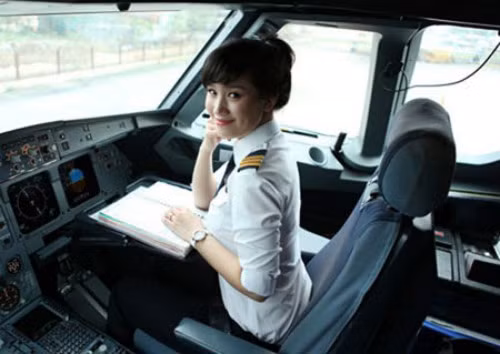 Trần Trang Nhung là cơ phó điều khiển Airbus 321 đầu tiên của Việt Nam. Cô được đào tạo bài bản tại Pháp và vừa trở về nước năm 2009. Ảnh: Baogiaothong.