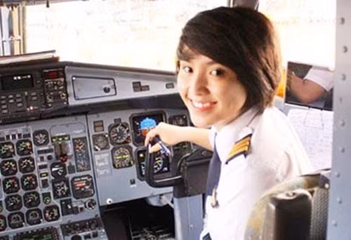 Cơ phó Nguyễn Kim Châu của Vietnam Airlines sở hữu gương mặt tươi tắn, ưa nhìn, nụ cười răng khểnh rất duyên cùng vóc dáng cao ráo, khỏe mạnh, nhanh nhẹn. Ảnh: Anninhthegioi.