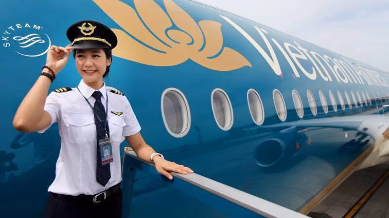 Huỳnh Lý Đông Phương - nữ cơ trưởng đầu tiên của đội bay Airbus A321 được mọi người biết đến với khuôn mặt và vóc dáng không kém gì các siêu mẫu. Ảnh: Vietnamnet.