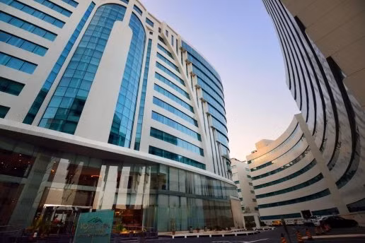 Bên trong khách sạn có không gian giếng trời mang kiến trúc độc đáo của người Qatar.