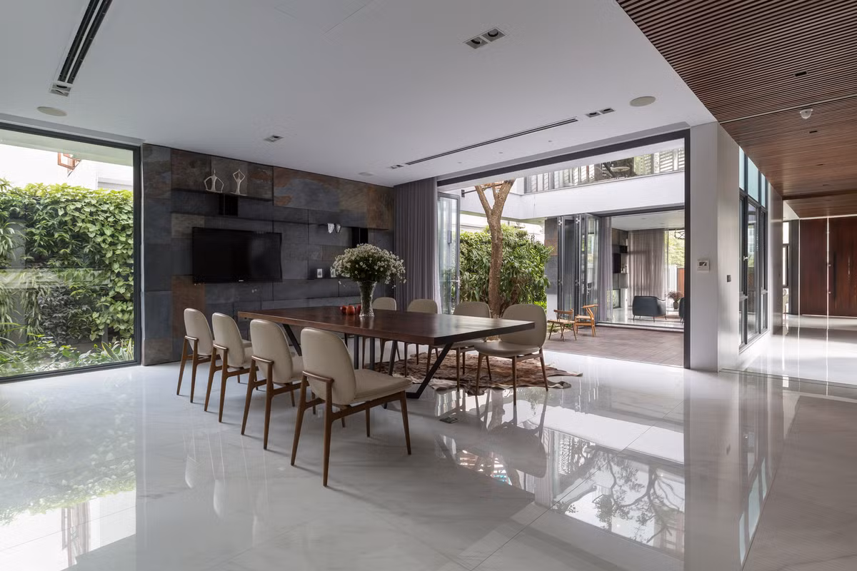 Gạch ốp lát vân đá kết nối các khối chức năng thành một không gian rộng lớn.