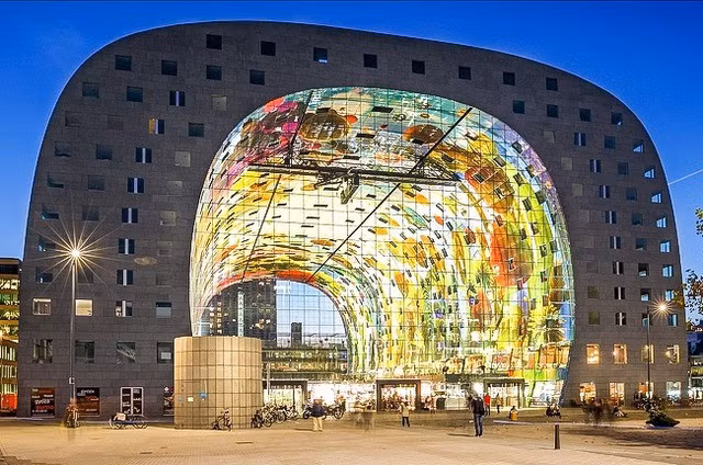 Bên trong tòa nhà trang trí bằng các tác phẩm nghệ thuật của Arno Coenen. Ảnh: Archdaily.