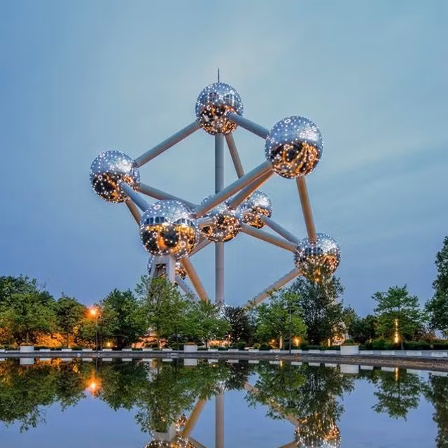 Tòa nhà Atomium (Brussels, Bỉ) được nhiều người ví như một tác phẩm điêu khắc khổng lồ bằng kim loại. Ảnh: Visit Brussels.