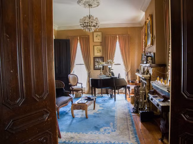 Ngoài ra, bà quản gia còn một mực khẳng định bà nghe thấy ai đó chơi đàn piano trong phòng khách khi bà ở nhà một mình.