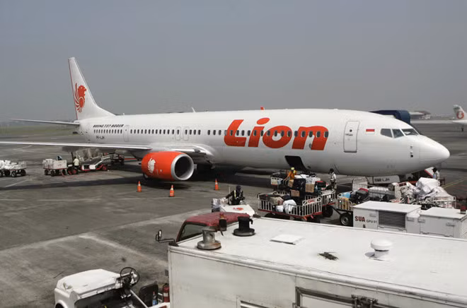 Can canh dong may bay Boeing bi nghi thieu an toan gay 