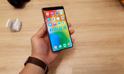 Bphone 3 sẽ lên kệ từ ngày 19/10, và cho khách đặt trước từ hôm nay. Ảnh: Vnreview.