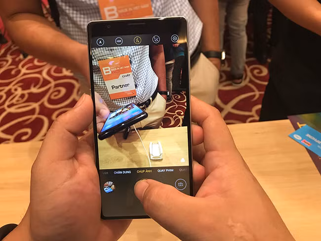Bphone 3 sẽ được bán ở chuỗi 300 cửa hàng showroom toàn quốc. Ảnh: Dân Việt.
