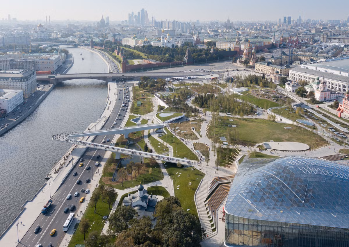 Công viên Zaryadye của Nga gợi lên những cảnh quan đa dạng nằm trên một công viên Moscow được thể hiện qua kiến trúc sặc sỡ.