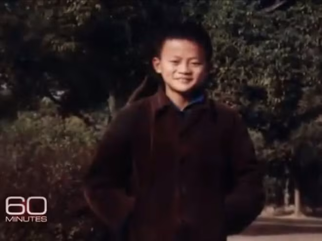 Lúc còn bé, ông chủ của tập đoàn bán lẻ Alibaba - tỷ phú Jack Ma gầy gò, thích bắt dế và cho chúng chọi nhau như bao bạn bè cùng thời khác. Ảnh: 60 mitutes.