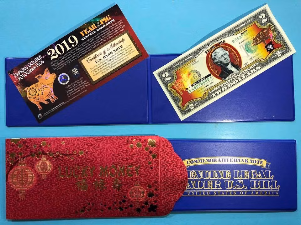 Đồng tiền 2 USD mạ vàng hình con heo năm 2019 cũng được rao bán rầm rộ trên các chợ online. Ảnh: Facebook.