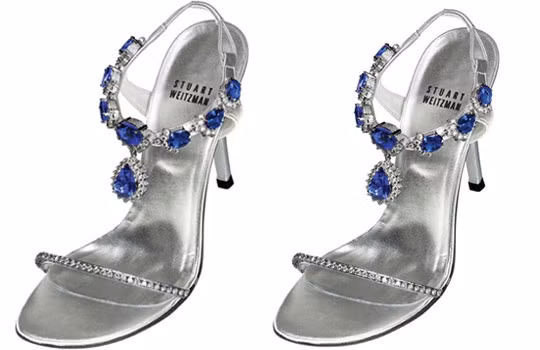 Đôi giày Tanzanite của hãng Stuart Weitzman được thiết kế phần quai đeo chân từ đá quý tanzanite tím-xanh nặng 185 carat, nhập khẩu từ châu Phi, trị giá 2 triệu USD (46,6 tỷ đồng). Ảnh: Therichesst.