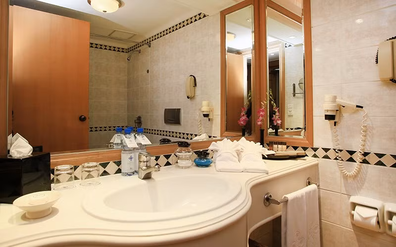 Phòng tắm với nội thất sang trọng. Ảnh: Chudu24.