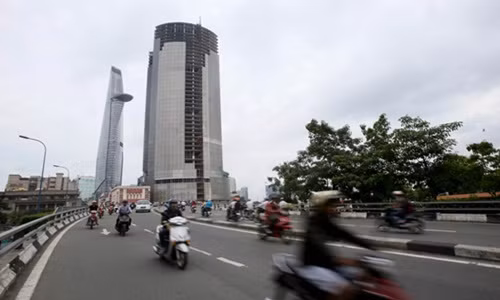 Chính thức khởi công từ năm 2007, Saigon One Tower dự kiến sau khi hoàn thành năm 2009 sẽ là tòa nhà cao thứ 3 tại TP.HCM (trên 195m) và cao thứ 7 của Việt Nam. Ảnh: Nld.