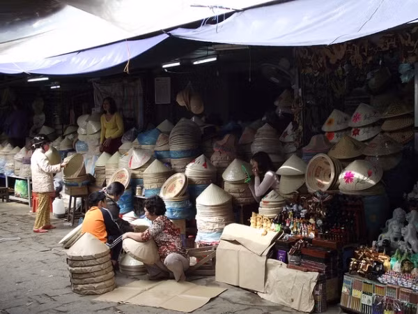 Nón bài thơ nổi tiếng như một mặt hàng không thể thiếu ở đây. Ảnh: Dulichhue.