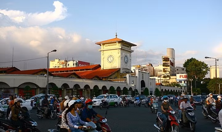 Khởi công xây dựng từ năm 1912, hơn một trăm năm qua, chợ Bến Thành là biểu tượng kinh tế năng động của TP HCM. Ảnh: VOV.