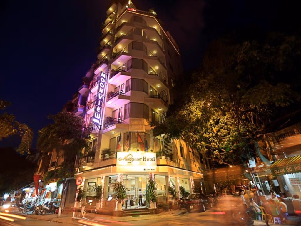 Moonview là khách sạn 3 sao, cao 9 tầng. Ảnh: Agoda.