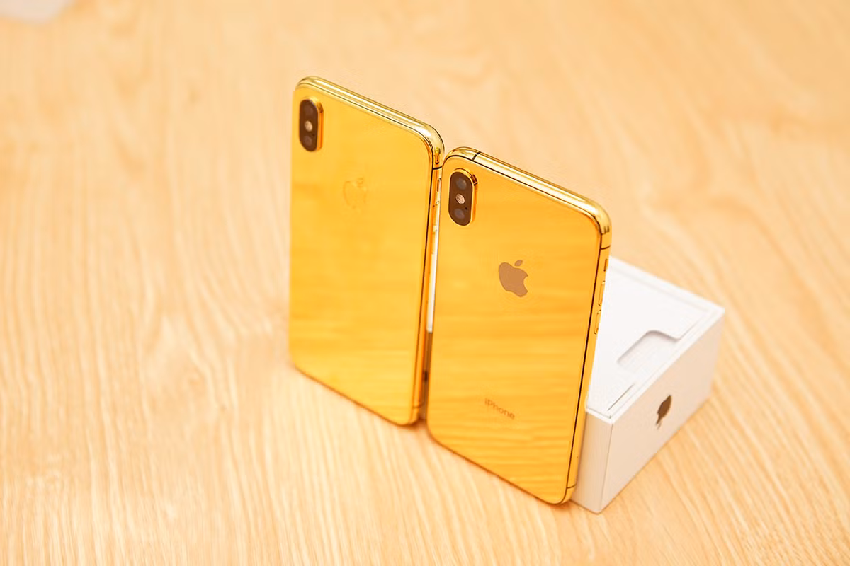 Lý do là trên khung của iPhone Xs có các viền nhựa, chia thành các khoảng đối xứng khác nhau. Vì vậy, người thợ phải tạo thêm các cực dẫn điện để liên kết khi mạ.