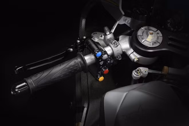 Thương hiệu CNC Racing cũng mang đến một loại trang bị đắt tiền cho chiếc F4 đặc biệt này như cùm công tắc dạng núm tròn kiểu MotoGP, nắp bình xăng đóng mở nhanh và tay côn/phanh có thể điều chỉnh.