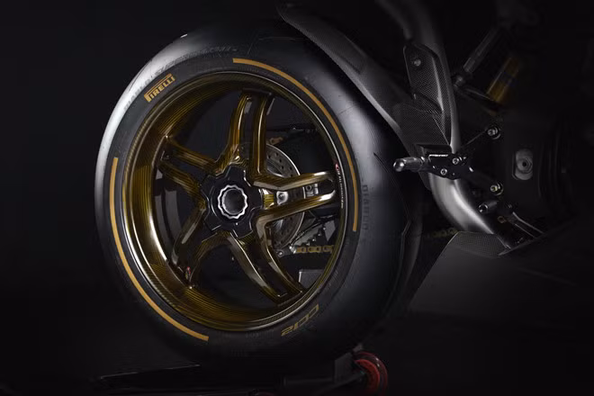 Vật liệu carbon còn xuất hiện ở bộ mâm cao cấp đến từ BST. MV Agusta đã đặt hàng BST sản xuất riêng bộ mâm 5 chấu kép bằng carbon cho phiên bản đặc biệt này. Bên cạnh đó, bộ mâm còn được phủ một lớp sơn vàng trong suốt để hợp với tông màu chung của xe. Bộ lốp hiệu suất cao Diablo Supercorsa của Pirelli cũng theo tông màu vàng-đen.
