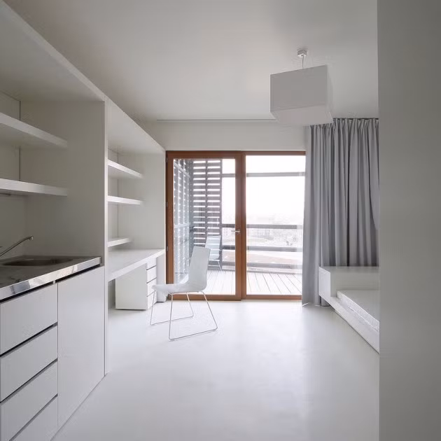 Một ý tưởng sáng tạo khác cho các khu nhà sinh viên đến từ Pháp: Căn hộ Basket. Nằm ở rìa của khu arc de la Villette, thiết kế của khu nhà này giống như một chiếc giỏ bằng gỗ. Có 192 phòng và tất cả đều có ban công. Nếu muốn đến trung tâm thành phố từ đây cũng quá đơn giản vì bến tàu điện ở ngay bên ngoài.