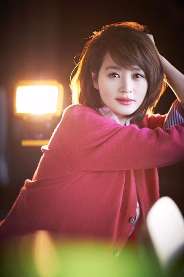 'Chi dai' U50 Kim Hye Soo khoe nhan sac tre dep kho tin trong bo anh moi