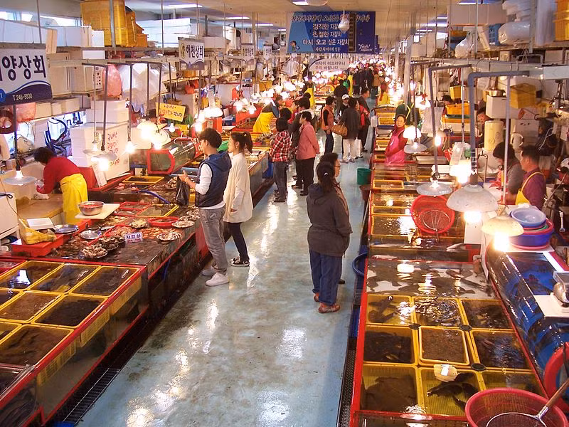 Không lên danh sách đồ cần mua là sai lầm khiến bạn mua nhiều đồ ăn vặt hay các nguyên liệu hay ho nhưng không dùng đến.