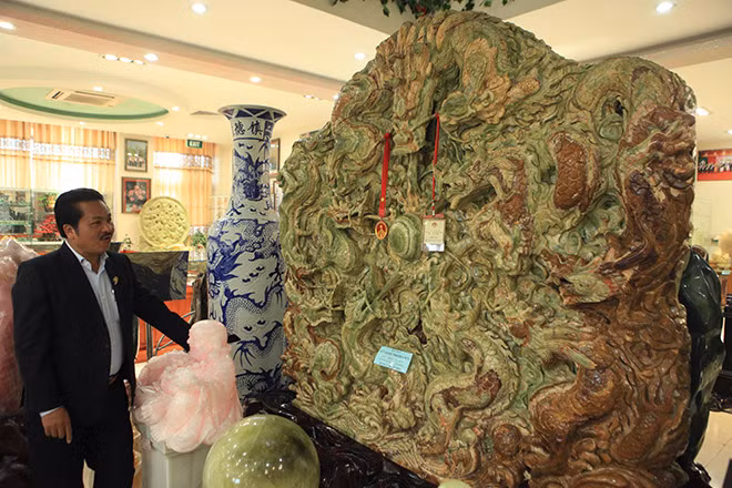 Bức "Cửu long tranh châu” được ông Lê Văn Dũng (một doanh nhân ở Thái Nguyên) mua về từ cuộc đấu giá tại Bắc Kinh (Trung Quốc) hồi tháng 4/2010. Ảnh: Dân Việt.