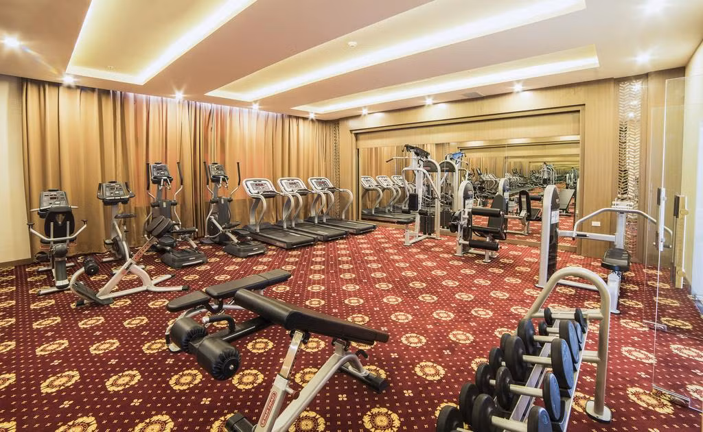 Khách sạn còn trang bị nhiều tiện nghi cần cho việc tập luyện của cầu thủ như phòng tập thể hình hay sân cỏ nhân tạo xung quanh. Ảnh: Booking.