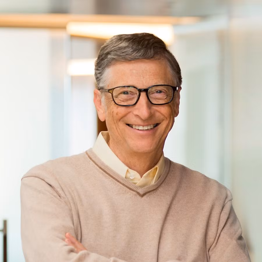 Với 97 tỷ USD, tỷ phú Bill Gates đứng vị trí thứ 2 sau Jeff Bezos. Ông đã bán, tặng phần lớn cổ phiếu Microsoft, chỉ giữ lại khoảng 1% cổ phần và đầu tư vào nhiều loại tài sản khác.