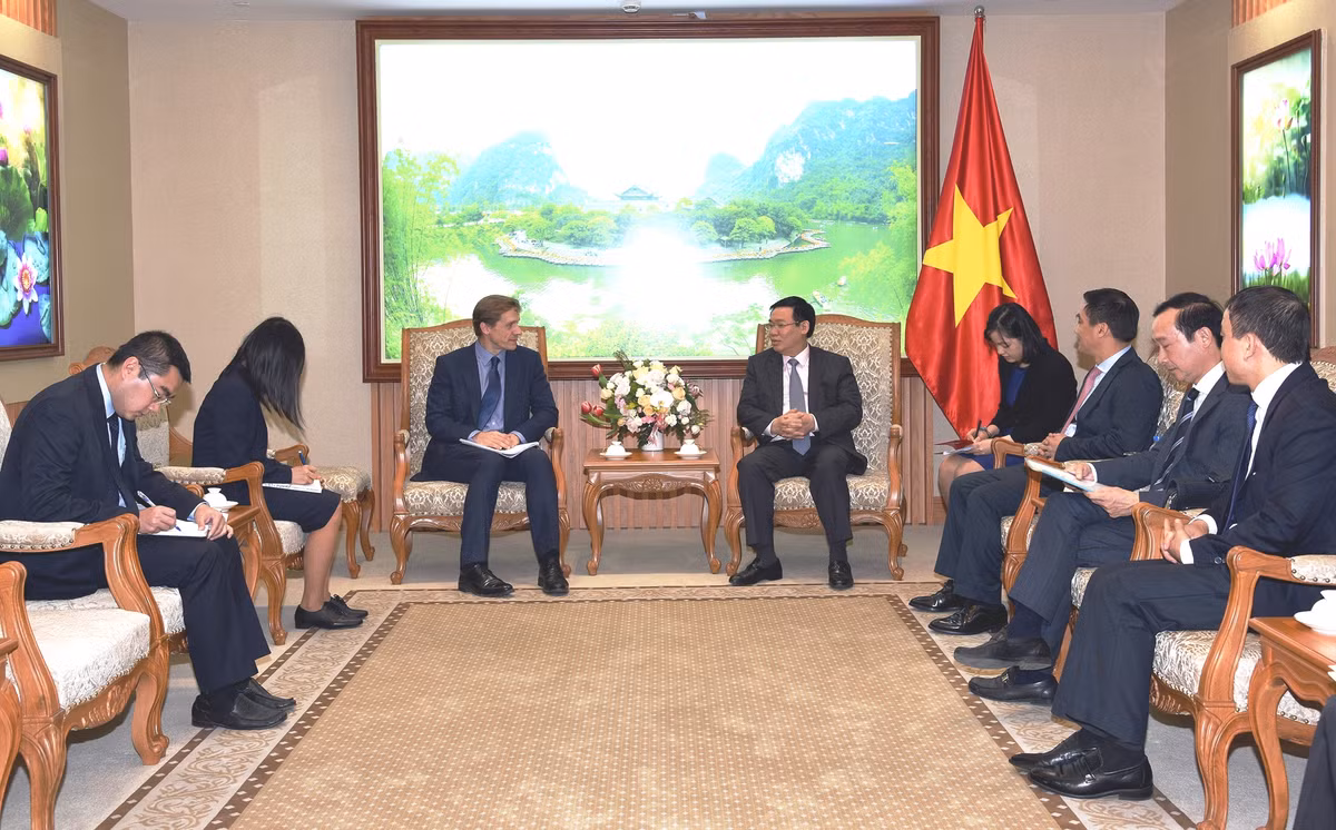  5. Tổ chức thành công WEF ASEAN Từ 11-13/9, Diễn đàn Kinh tế thế giới về ASEAN (WEF ASEAN) được tổ chức tại Hà Nội với sự tham dự của lãnh đạo cấp cao nhiều nước ASEAN và khu vực, các tổ chức quốc tế lớn và gần 1.000 lãnh đạo các tập đoàn hàng đầu ASEAN và thế giới. Là nước chủ nhà và đồng tổ chức Hội nghị WEF ASEAN, chúng ta đã tạo được dấu ấn của Việt Nam khi đưa ra vấn đề CMCN 4.0. Ảnh: DCSVN.